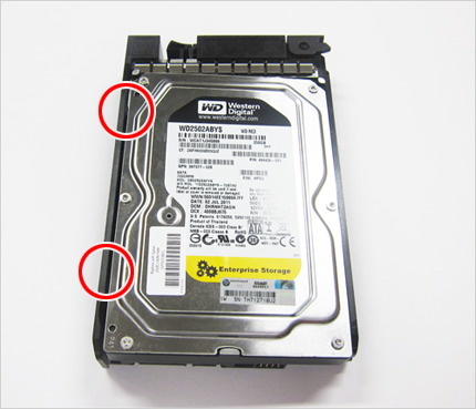 HP ProLiant ML110 G7 - ノンホットプラグHDDキャリアへのHDD取り付け方法